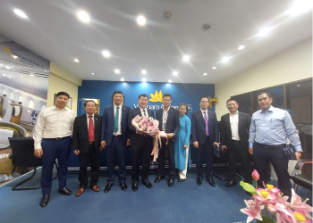 Đoàn công tác Đảng ủy Khối DNTW thăm và làm việc với Chi nhánh Vietnam Airlines tại Lào