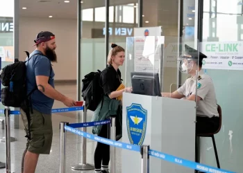 Doanh thu khởi sắc, hàng không vẫn chưa dứt nỗi lo