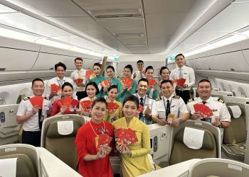 Áo dài dân tộc trên những chuyến bay