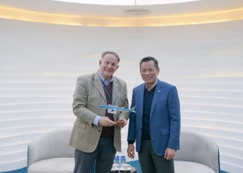 PTGĐ Đặng Anh Tuấn làm việc với TGĐ Tổ chức VinaCapital Foundation