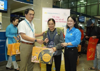 ‘Chuyến bay ước mơ’ đưa hàng ngàn người lao động khó khăn về quê ăn tết