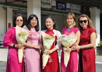 Hưởng ứng tuần lễ áo dài cùng những cô gái kho hàng TECS xinh tươi duyên dáng