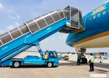 Những người ‘thầm lặng’ làm việc dưới nắng nóng hơn 50 độ C trên đường băng Tân Sơn Nhất