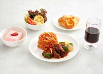 Vietnam Airlines đưa cơm chiên bò lúc lắc “cất cánh” cùng những chuyến bay