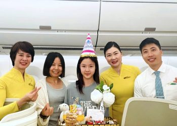 [Vạn Dặm Nâng Niu] Sinh nhật trên không: Hơn cả giấc mơ