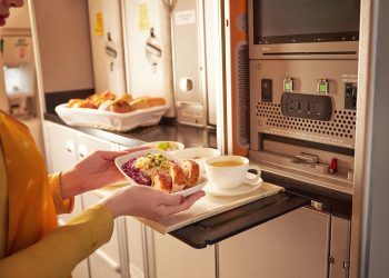 Bay cùng Xôi lá cẩm và Gà quay nước dừa