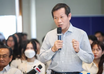 [CafeF] “Ngành hàng không chỉ lãi khoảng 1 USD mỗi khách, bay vào Tân Sơn Nhất gặp một cơn mưa là mất”