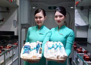 Hành khách nhí bất ngờ với quà 1/6 dễ thương từ Vietnam Airlines