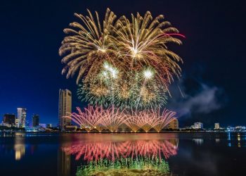 Bay hạng thương gia Vietnam Airlines, nhận vé xem pháo hoa miễn phí