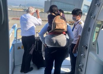 [Vạn Dặm Nâng Niu] Ấm lòng tiếp viên Vietnam Airlines cõng hành khách đi xe lăn