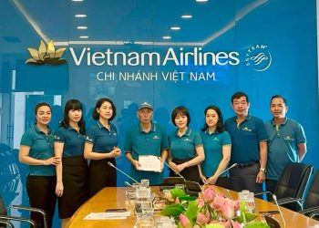 Chi nhánh Vietnam Airlines khu vực Việt Nam trao tiền hỗ trợ cho CBNV có hoàn cảnh khó khăn