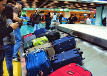 Nhân viên Vietnam Airlines nhiệt tình hỗ trợ hành khách tìm lại tài sản thất lạc