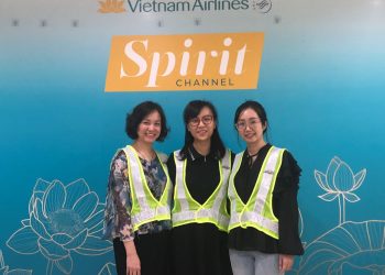 Ban ATCL trang bị áo phản quang cho CBNV thực hiện công tác đánh giá tại sân bay