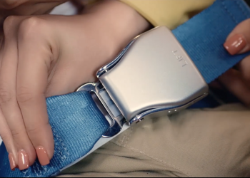 Tiếp viên trưởng kể chuyện thắt dây an toàn trên máy bay