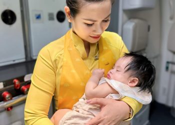 [Vạn Dặm Nâng Niu] Một “chuyến bay ngoan” của con