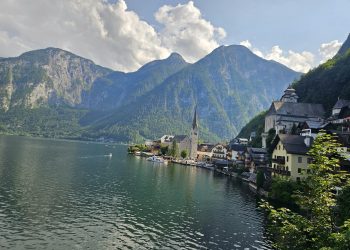 Khám phá ngôi làng cổ Hallstatt đẹp như tranh vẽ giữa trời Âu