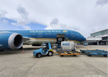 Theo chân một lô hàng cứu trợ trên chuyến bay của Vietnam Airlines