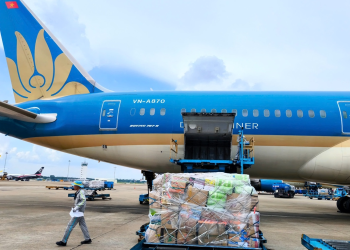 [VNA News] Vietnam Airlines vận chuyển miễn phí hàng cứu trợ vùng bão lũ