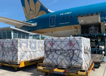 VNA “chạy đua” với thời gian, vận chuyển kịp thời hàng cứu trợ đến vùng lũ