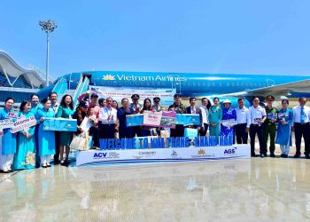 Vietnam Airlines trao quà cho hành khách thứ 9 triệu đến Khánh Hòa