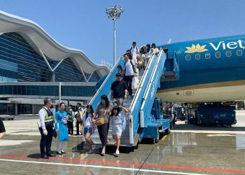 Vietnam Airlines trao quà cho hành khách thứ 9 triệu đến Khánh Hòa