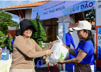 Người dân Côn Đảo hào hứng đổi rác lấy cây xanh