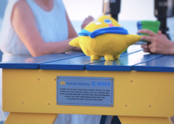 Vietnam Airlines tái chế rác thải nhựa tại Côn Đảo thành bàn ghế tặng huyện đảo