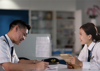 Nữ phi công trẻ và áp lực “con nhà nòi”