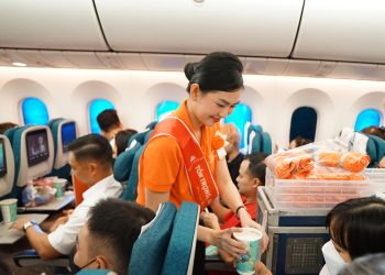 Vietnam Airlines tiếp tục hành trình “Tô cam bầu trời” vì bình đẳng giới