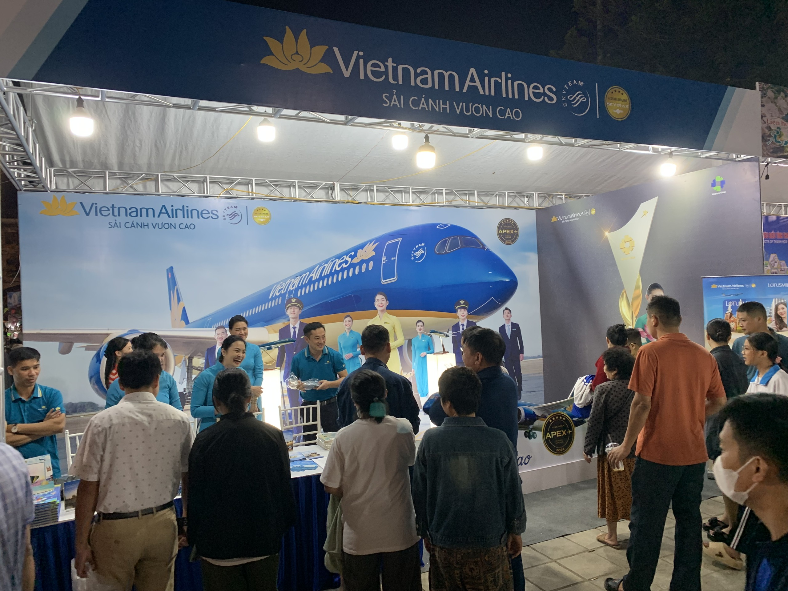 Gian hàng của Vietnam Airlines thu hút nhiều du khách tới tham quan