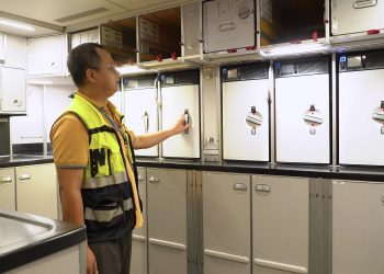 [VNA How] Các kỹ sư bảo dưỡng nội thất kiểm tra máy bay ra sao?