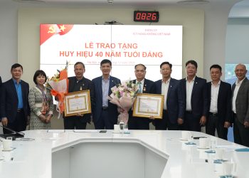 Trao tặng Huy hiệu 40 năm tuổi Đảng cho hai đồng chí Đảng viên xuất sắc