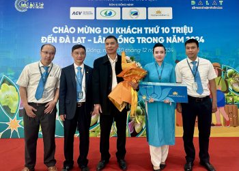 Vietnam Airlines phối hợp với tỉnh Lâm Đồng chào đón du khách thứ 10 triệu