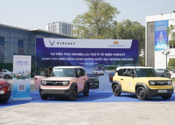 CBNV Vietnam Airlines hào hứng tham gia trải nghiệm lái thử xe VinFast