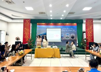 Lớp học “Hiệu chỉnh khóe môi cười” cùng tiếp viên VNA