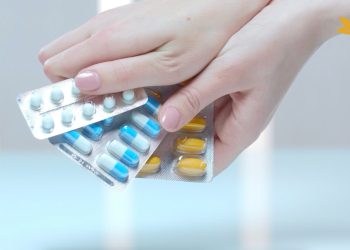 [VNA How] Mang theo thuốc trên chuyến bay cần chú ý gì?