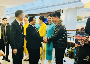 Thủ tướng thăm gian hàng Vietnam Airlines tại Diễn đàn Doanh nghiệp Việt Nam – Cộng hòa Séc