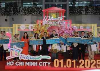 Vietnam Airlines chào đón những hành khách đầu tiên nhân dịp năm mới 2025