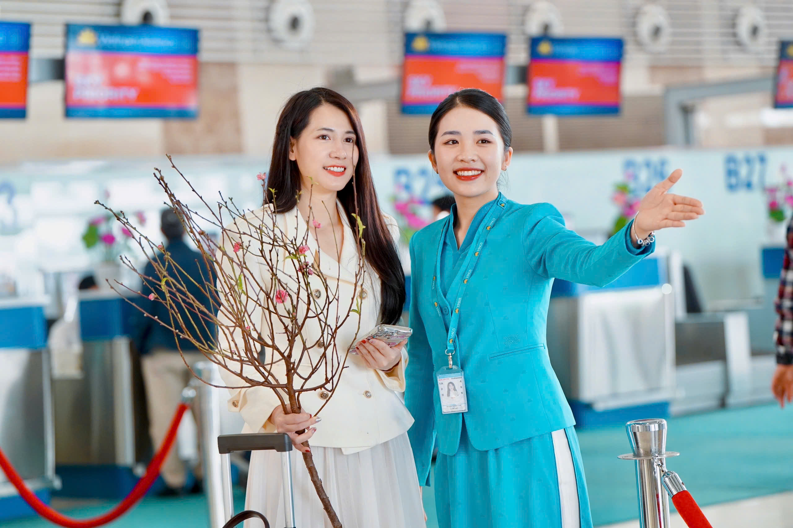 Vietnam Airlines vận chuyển mai đào Tết Nguyên Đán Ất Tỵ 2025 Spirit