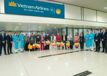 Vietnam Airlines phối hợp Tổng liên đoàn Lao động Việt Nam đưa người có hoàn cảnh khó khăn về quê đón Tết