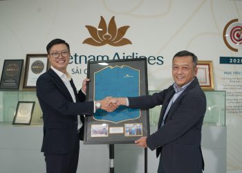 VNA nhận chiếc áo với chữ ký của các cầu thủ sau chiến thắng ASEAN Cup 2024