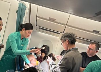 Cấp cứu thành công 2 hành khách trên chuyến bay của VNA