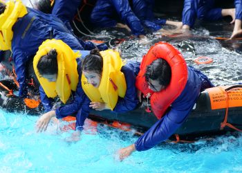 [VNA How] Quy trình thoát hiểm trên mặt nước có thể bạn chưa biết?