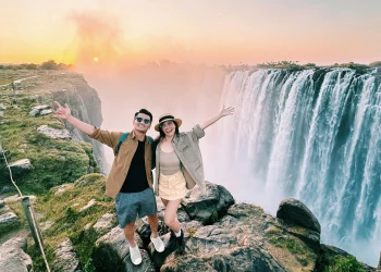 Phi công Vietnam Airlines cùng vợ “nắm tay nhau đi khắp thế gian”