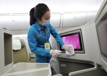 Vệ sinh máy bay – “những chiếc bánh răng nhỏ” vận hành bộ máy lớn