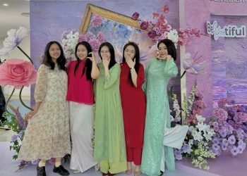 Nét đẹp phụ nữ VNA trong ngày chào cờ Tháng 3