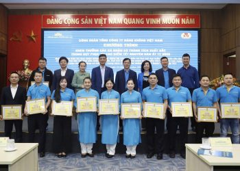 CĐ TCT khen thưởng cá nhân tiêu biểu dịp Tết Nguyên đán 2025