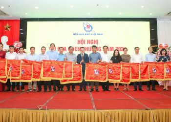 Chi hội tạp chí Heritage nhận Cờ thi đua của Hội Nhà báo Việt Nam