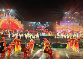 Máy bay có hình Chim Lạc của Vietnam Airlines xuất hiện tại sân khấu chương trình “Hẹn ước Bắc – Nam”