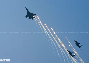 Rực rỡ và kiêu hùng “hổ mang chúa” SU-30MK2 bắn đạn nhiễu chào mừng 50 năm giải phóng Miền Nam